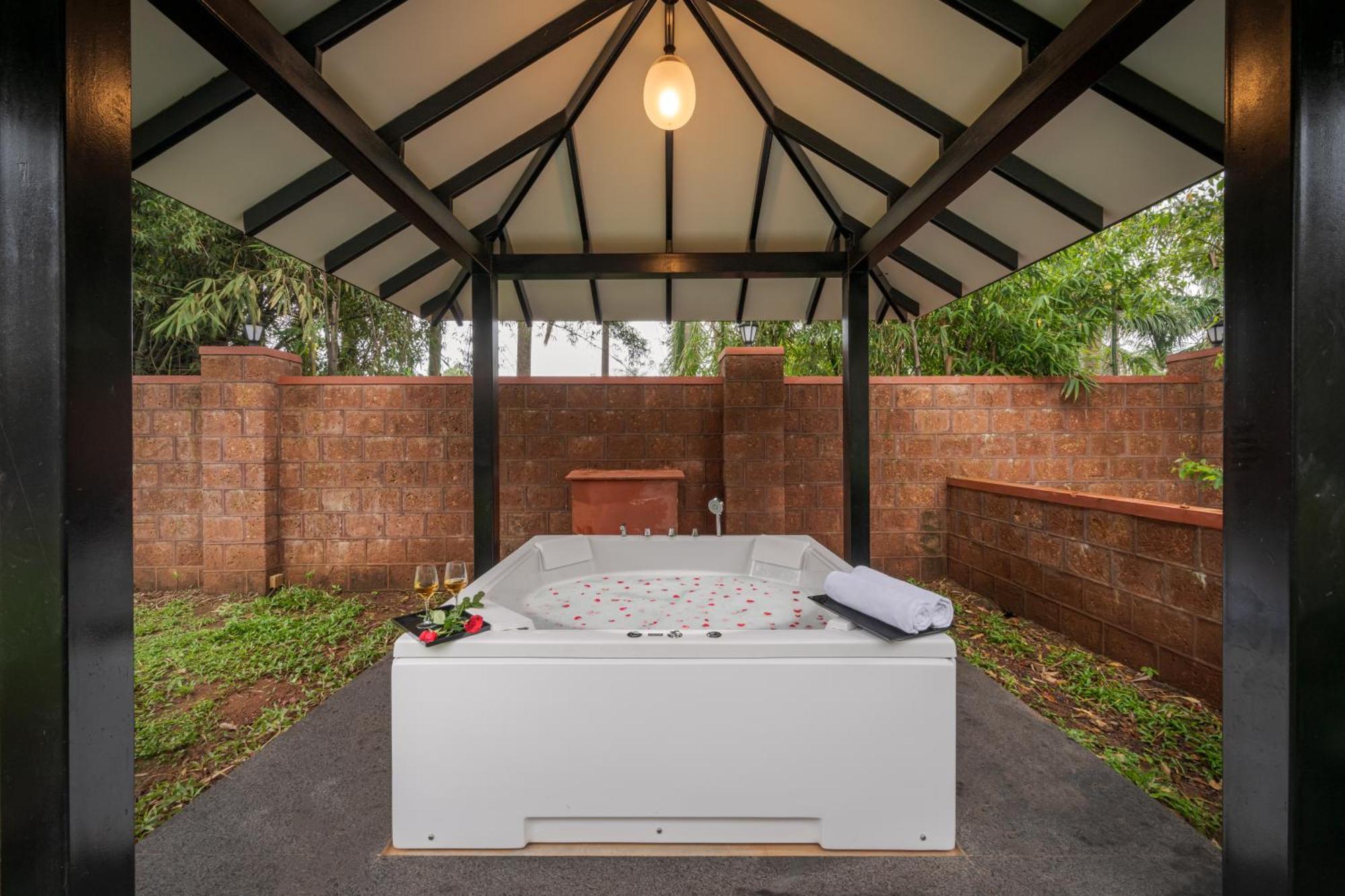 Saffronstays The Glasshouse, Panchgani - Beautiful Glass Villa For Couples מראה חיצוני תמונה